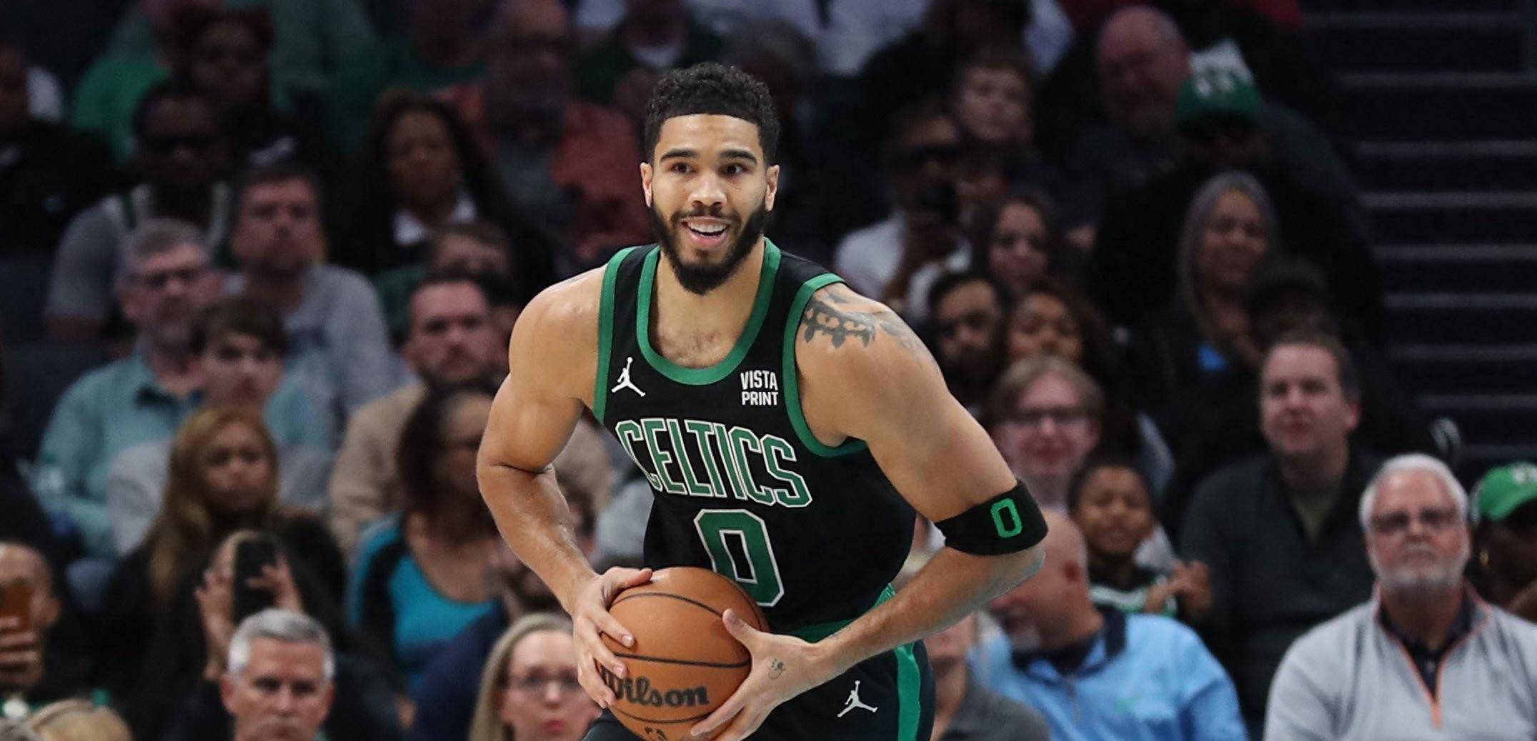 意大利赛车手罗西回忆马拉多纳：我曾单膝跪地亲吻他的左脚（意大利车手罗西忆马拉多纳：曾单膝跪地亲吻其左脚）