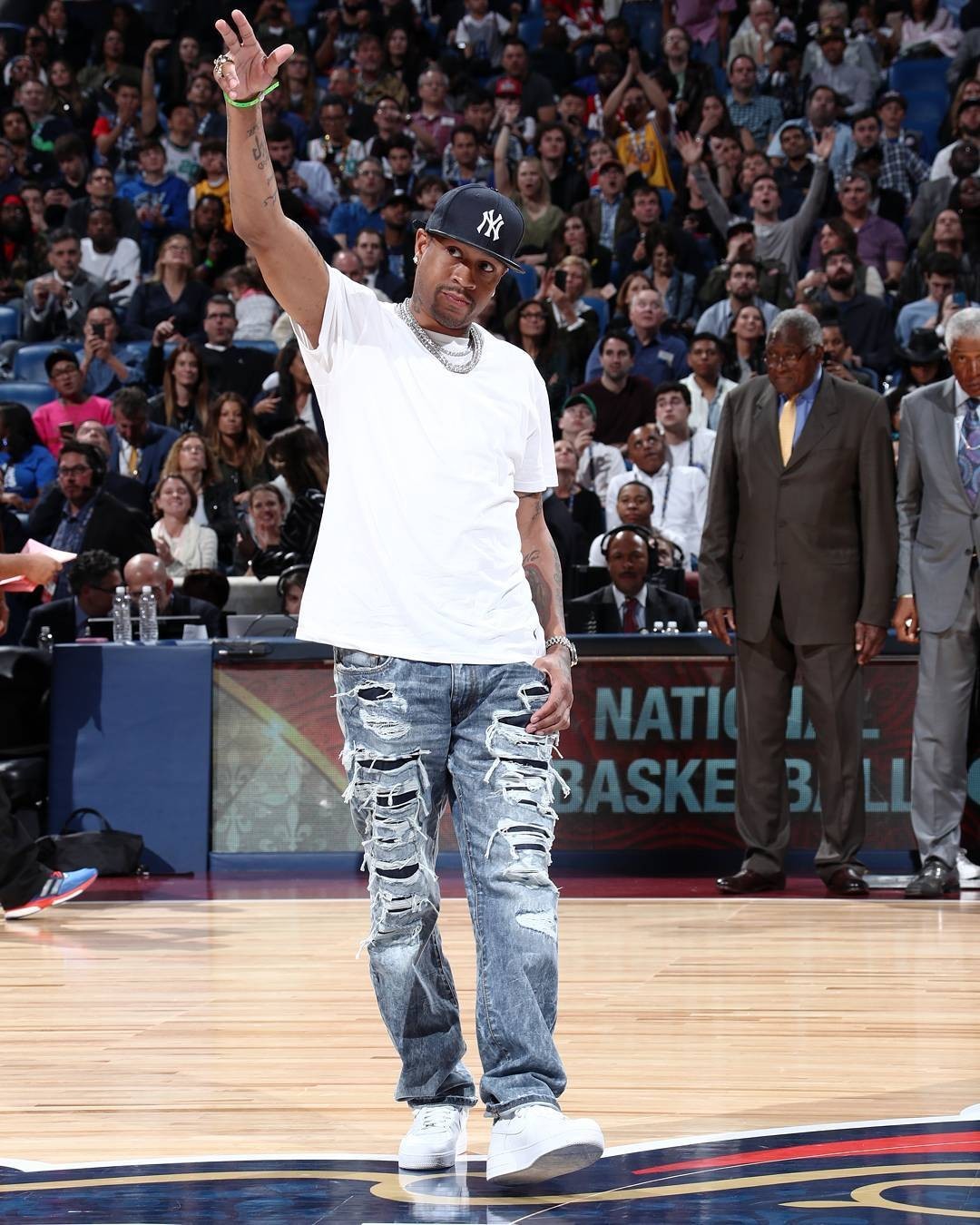 深圳男篮逆转广东王薪凯表现出色（深圳男篮完成逆转击败广东，王薪凯表现抢眼）